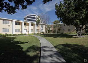 Salzedo Apartments in Coral Gables, FL - Building Photo - Building Photo