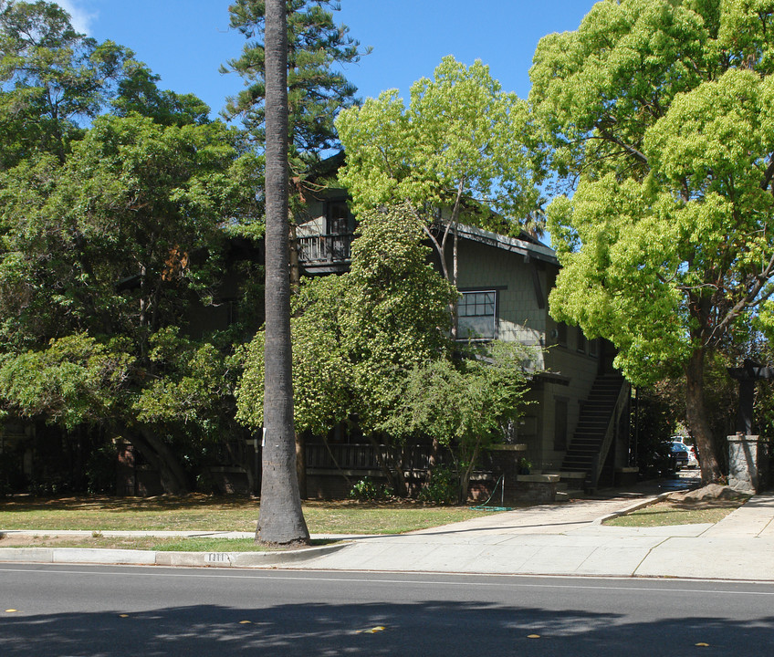 1111 N Los Robles Ave in Pasadena, CA - Building Photo