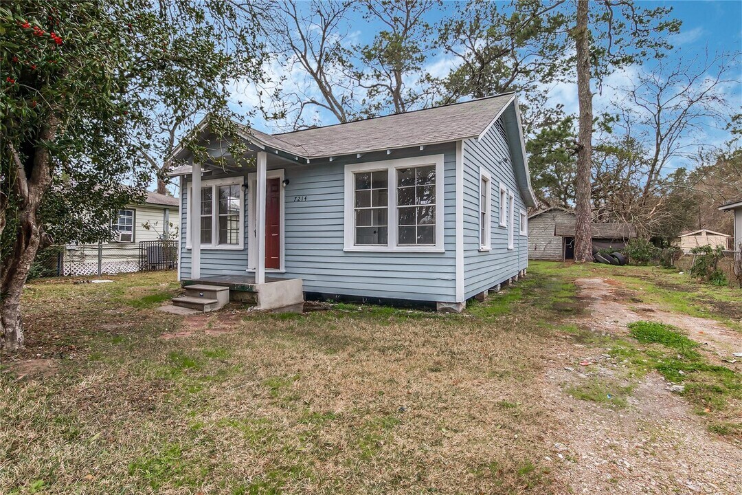 7214 W Knoll St in Houston, TX - Building Photo