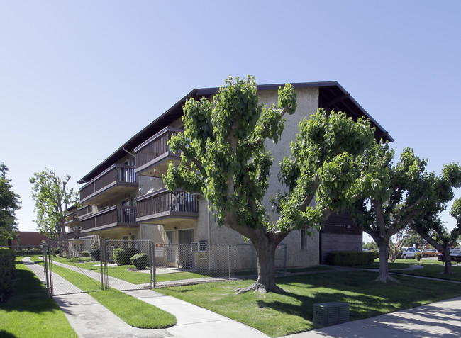 Sutter Village Apartments in Yuba City, CA - Foto de edificio - Building Photo