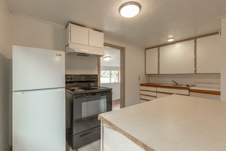 918 S Cedar St in Drain, OR - Foto de edificio - Building Photo