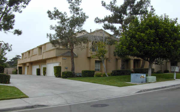 Terrace Pines Townhomes in Grand Terrace, CA - Foto de edificio