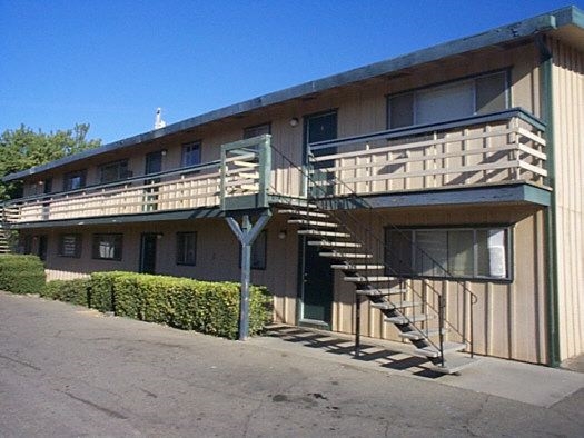 1285 Plumas St in Yuba City, CA - Foto de edificio