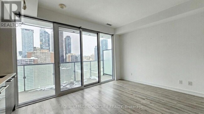 28 Wellesley St E in Toronto, ON - Building Photo - Building Photo