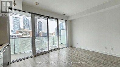 28 Wellesley St E in Toronto, ON - Building Photo - Building Photo