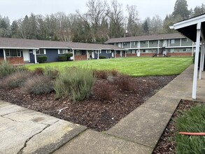 Oak Village West Apartments in Salem, OR - Building Photo - Building Photo