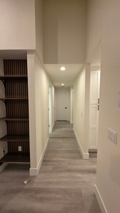 1305 S Puget Dr in Renton, WA - Building Photo