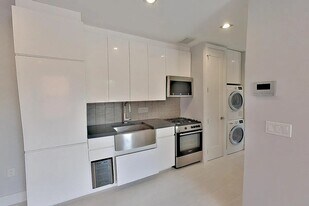 200 Stanton St, Unit 2 in New York, NY - Building Photo