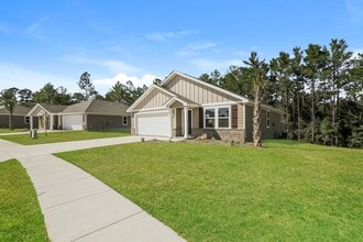 400 Whispering Creek Ave in Freeport, FL - Foto de edificio - Building Photo