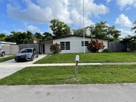 5751 SW 38th Ct in Davie, FL - Building Photo