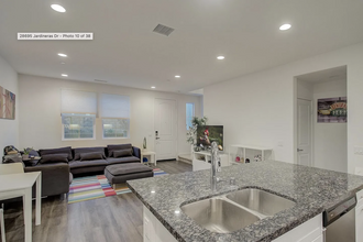 28695 Jardineras Dr in Santa Clarita, CA - Foto de edificio - Building Photo
