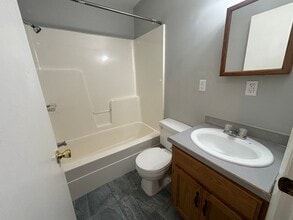 513 N Maple St in Eldon, MO - Foto de edificio - Building Photo