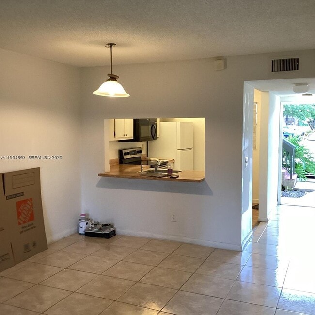 10357 NW 8th St in Pembroke Pines, FL - Building Photo - Building Photo