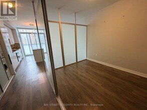 426 University Ave in Toronto, ON - Building Photo - Building Photo