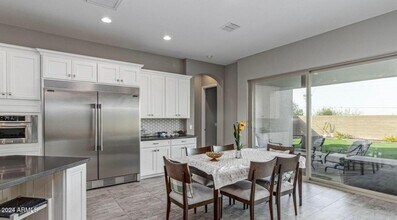 4250 E Valencia Dr in Phoenix, AZ - Foto de edificio - Building Photo