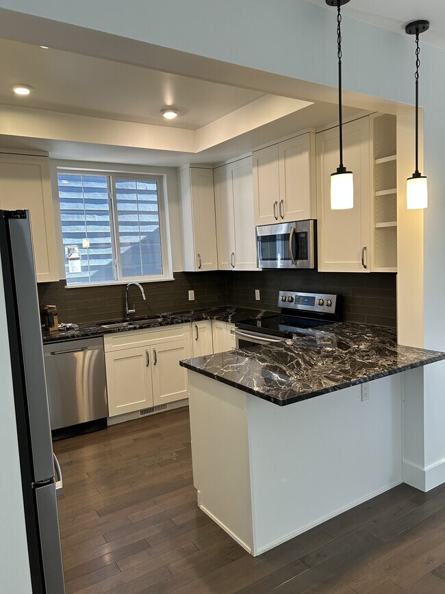 6112-6111 111 Ave NW in Edmonton, AB - Building Photo - Building Photo