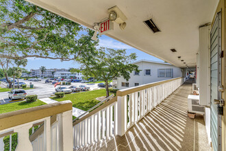 145 Bedford F in West Palm Beach, FL - Building Photo - Building Photo