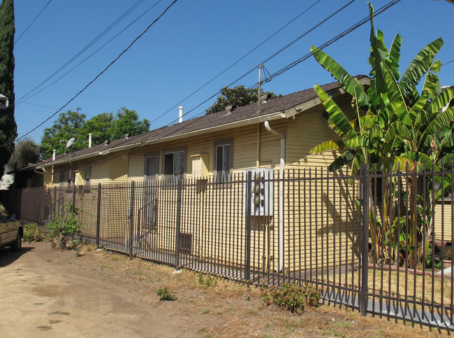 1048 N Ardmore Ave in Los Angeles, CA - Building Photo - Building Photo