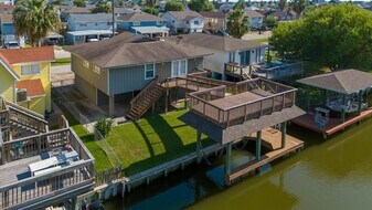 170 Barracuda St in Hitchcock, TX - Building Photo