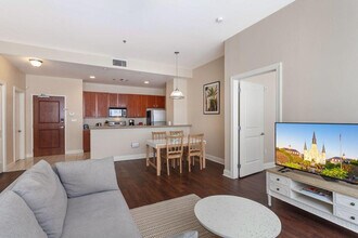 925 Common St in New Orleans, LA - Building Photo - Building Photo