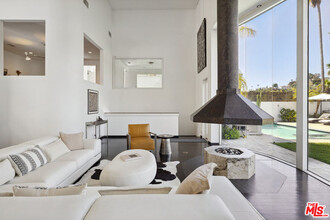 2029 Mt Olympus Dr in Los Angeles, CA - Building Photo - Building Photo