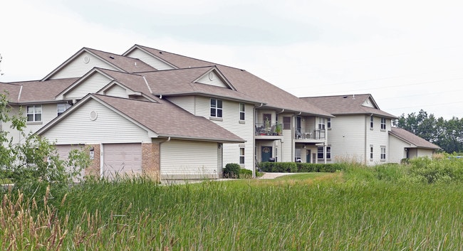 The Seasons Apartments in Sussex, WI - Foto de edificio - Building Photo