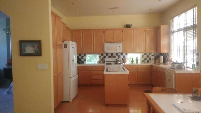 1812 Tahoe Pl, Unit Upstairs bedroom in Davis, CA - Building Photo - Building Photo