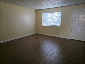 6444 Kentwick Dr in Houston, TX - Foto de edificio - Building Photo