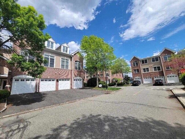 147 Lydia Dr in Guttenberg, NJ - Building Photo - Building Photo