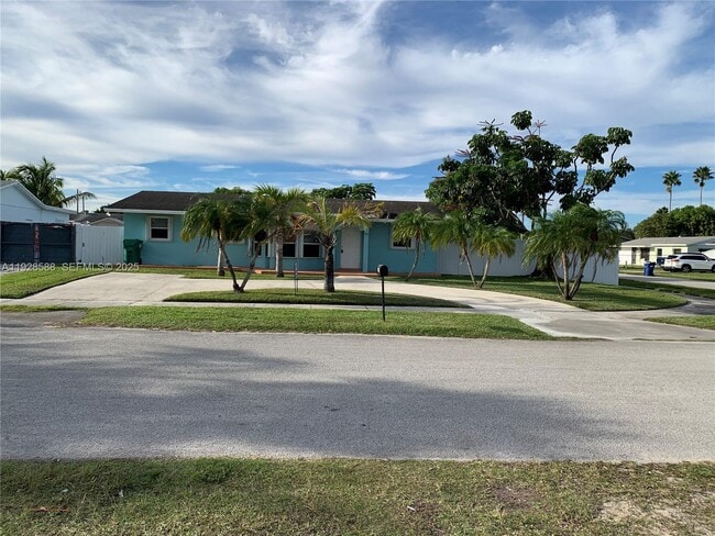 14300 SW 105th Ave in Miami, FL - Building Photo - Building Photo
