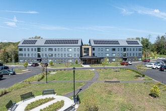 Cedar Pointe in Newington, CT - Building Photo - Building Photo