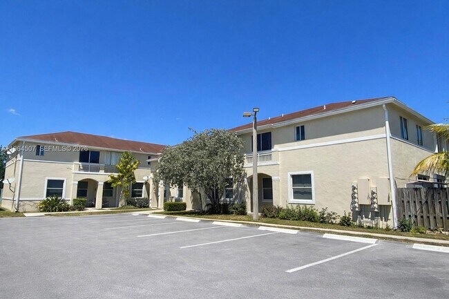 835 NE 212th Terrace in Miami, FL - Building Photo - Building Photo