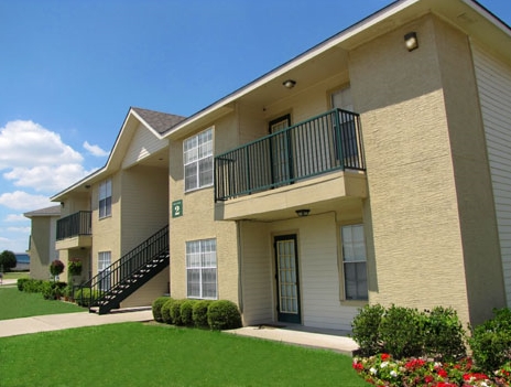 Country Village of Bonham in Bonham, TX - Building Photo