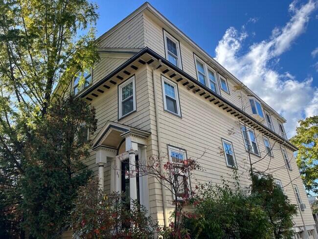 65 Saint James Cir, Unit 2 in Newton, MA - Foto de edificio - Building Photo