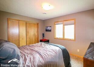 128 Allen Hill Dr in Ogden, KS - Foto de edificio - Building Photo