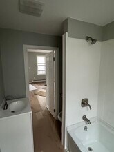 111 Ennell St, Unit Ennell in Lowell, MA - Foto de edificio - Building Photo