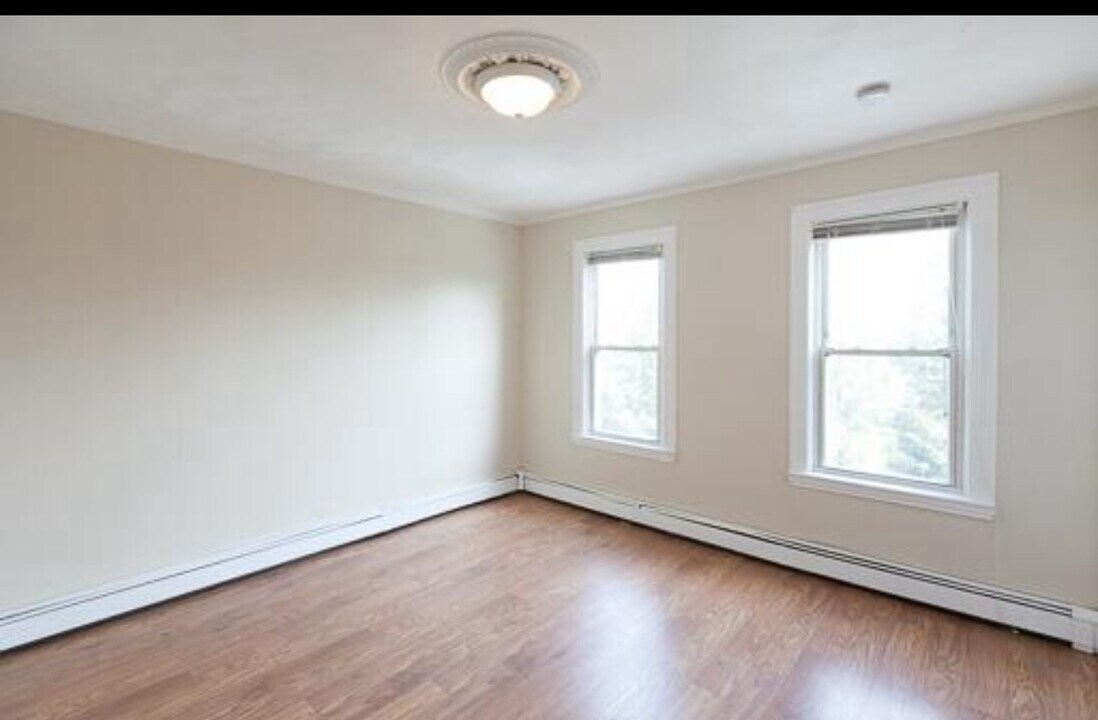 195 Maverick St, Unit 1 in Boston, MA - Building Photo