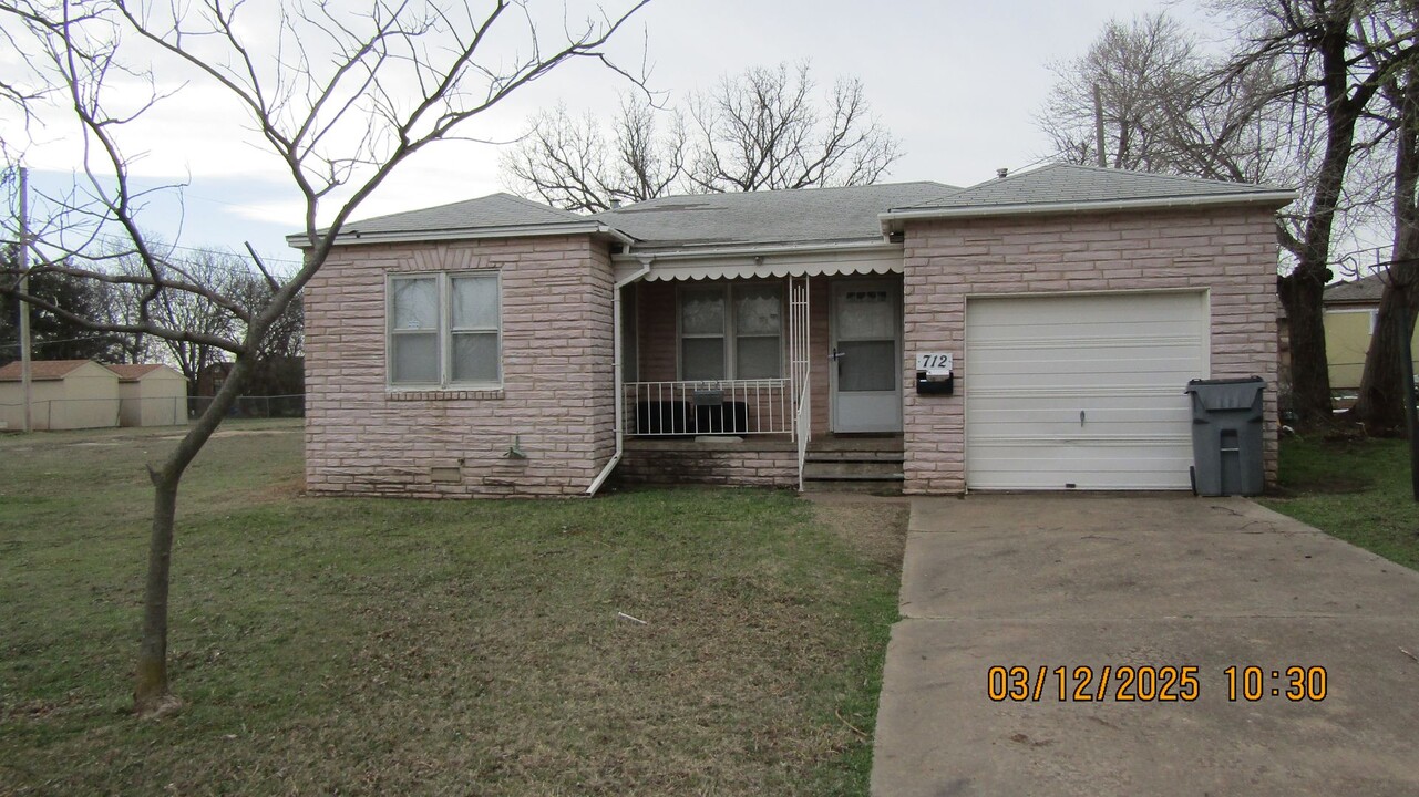 712 SW Roosevelt Ave in Lawton, OK - Building Photo