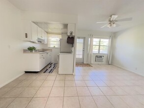 202 N Ocean Breeze, Unit 10 in Lake Worth, FL - Building Photo - Building Photo