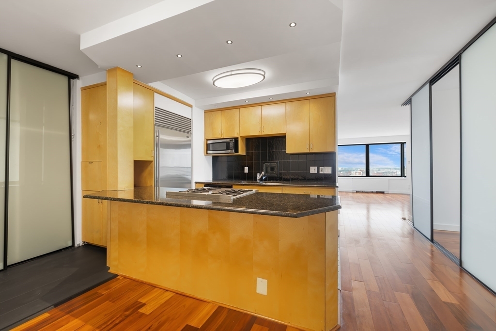 65 E India Row in Boston, MA - Building Photo