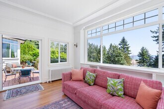 4670 Piccadilly S in West Vancouver, BC - Building Photo - Building Photo