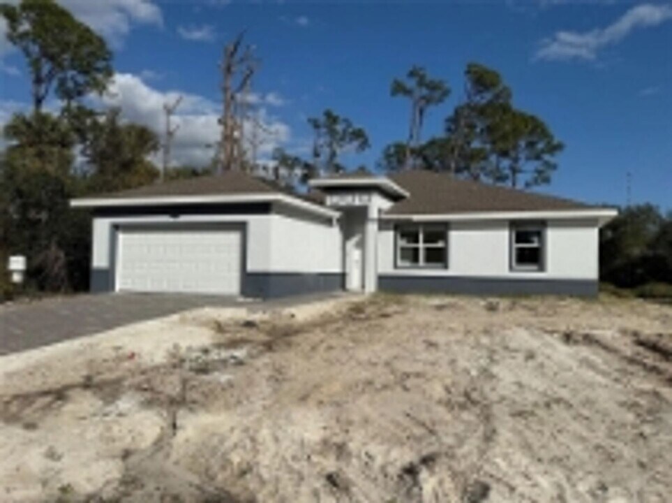 377 Biltmore St in Port Charlotte, FL - Building Photo