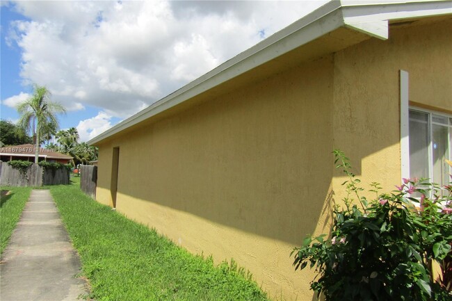 942 SW 8th Pl in Homestead, FL - Building Photo - Building Photo