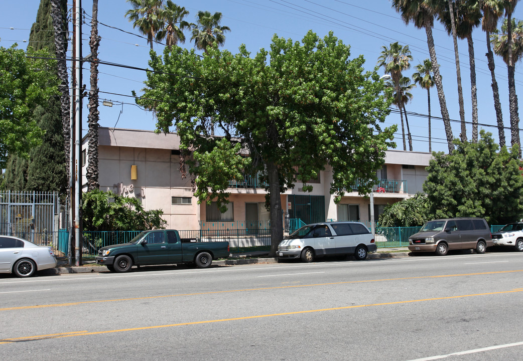 6737 Woodley Ave in Van Nuys, CA - Building Photo