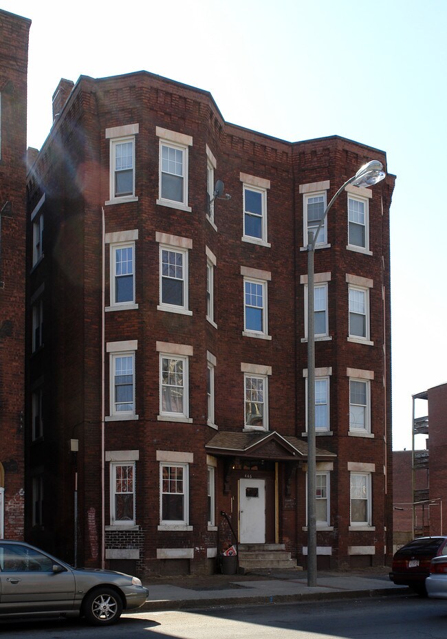 446 Maple St in Holyoke, MA - Foto de edificio - Building Photo