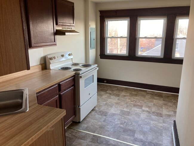 913 N York Rd, Unit 2nd Floor 1BR