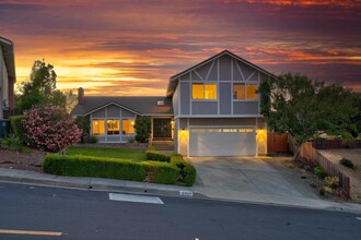 2707 Wakefield Dr in Belmont, CA - Foto de edificio - Building Photo