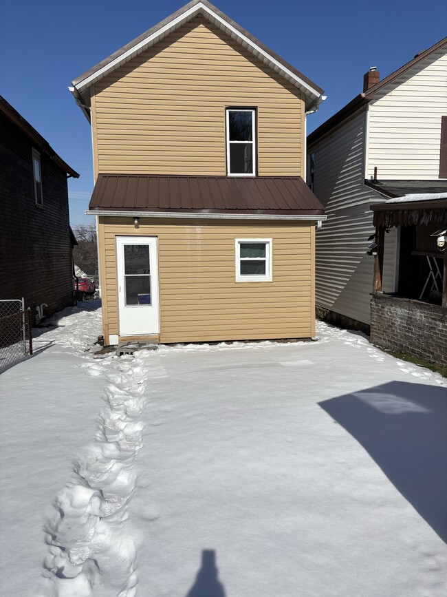 19 W Chartes St in New Castle, PA - Building Photo - Building Photo