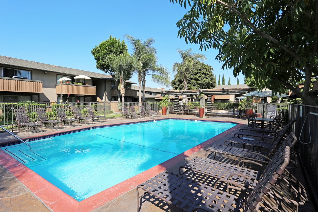 Axiom Tustin in Tustin, CA - Foto de edificio