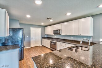 2924 Tranquil Brook Ave in Henderson, NV - Building Photo - Building Photo
